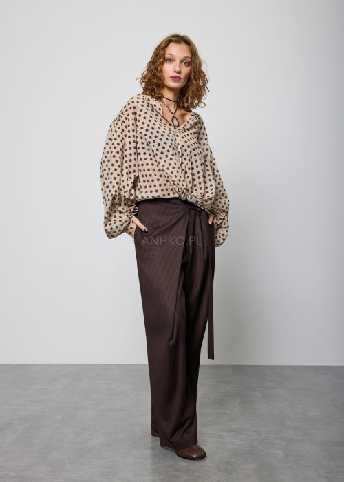 Beżowa, luźna bluzka z lekkiej tkaniny w brązowe grochy, z dekoltem w serek i obszernymi rękawami