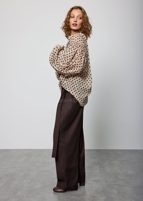 Beżowa, luźna bluzka z lekkiej tkaniny w brązowe grochy, z dekoltem w serek i obszernymi rękawami