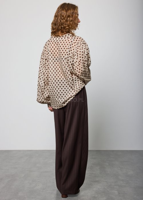 Beżowa, luźna bluzka z lekkiej tkaniny w brązowe grochy, z dekoltem w serek i obszernymi rękawami