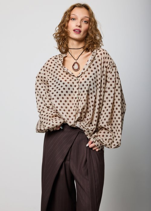 Beżowa, luźna bluzka z lekkiej tkaniny w brązowe grochy, z dekoltem w serek i obszernymi rękawami