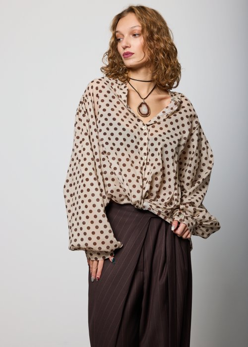 Beżowa, luźna bluzka z lekkiej tkaniny w brązowe grochy, z dekoltem w serek i obszernymi rękawami