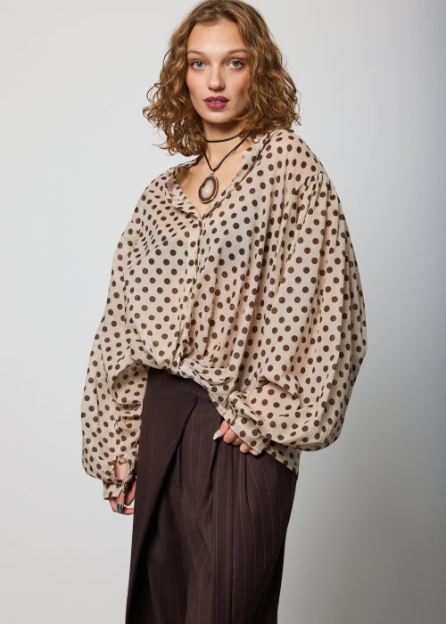 Beżowa, luźna bluzka z lekkiej tkaniny w brązowe grochy, z dekoltem w serek i obszernymi rękawami