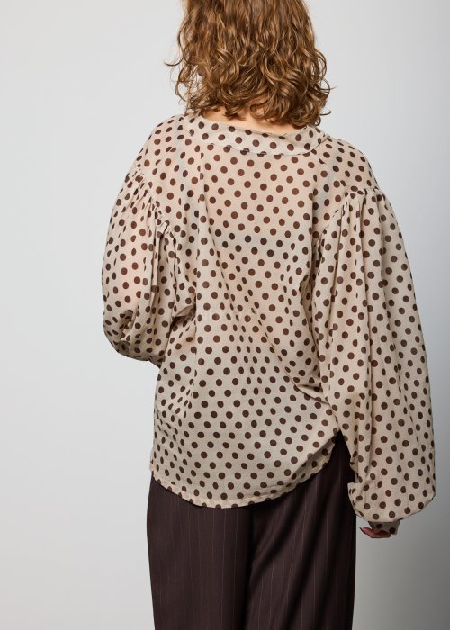 Beżowa, luźna bluzka z lekkiej tkaniny w brązowe grochy, z dekoltem w serek i obszernymi rękawami