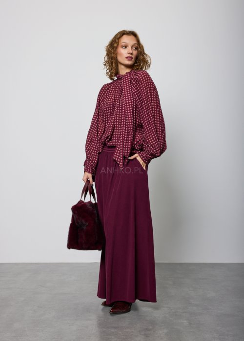 Bordowa, luźna bluzka w drobną kratkę, z długimi rękawami i marszczeniem przy dekolcie