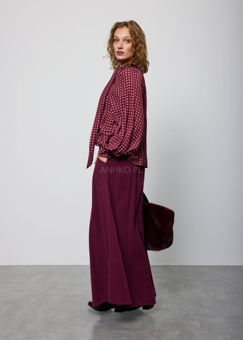 Bordowa, luźna bluzka w drobną kratkę, z długimi rękawami i marszczeniem przy dekolcie