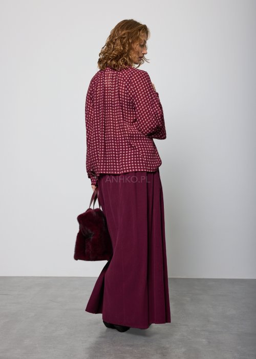 Bordowa, luźna bluzka w drobną kratkę, z długimi rękawami i marszczeniem przy dekolcie