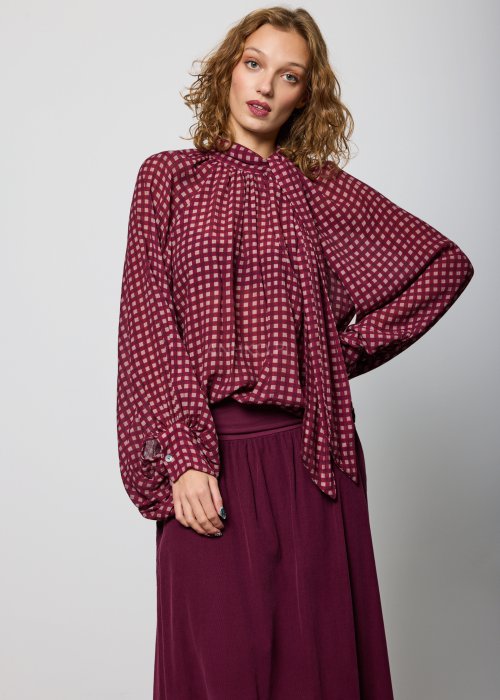 Bordowa, luźna bluzka w drobną kratkę, z długimi rękawami i marszczeniem przy dekolcie