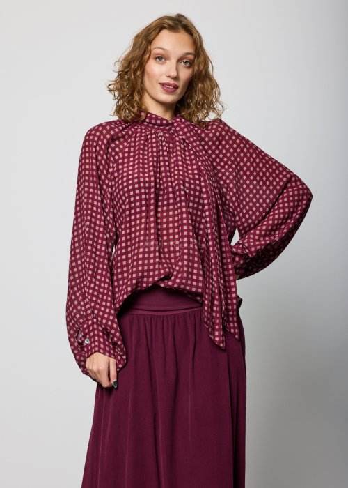 Bordowa, luźna bluzka w drobną kratkę, z długimi rękawami i marszczeniem przy dekolcie