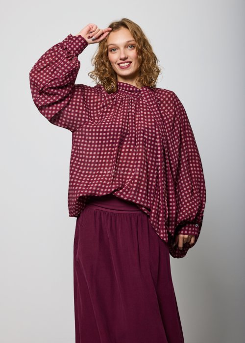 Bordowa, luźna bluzka w drobną kratkę, z długimi rękawami i marszczeniem przy dekolcie