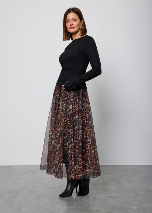 Czarna, dopasowana bluzka z długim rękawem i ozdobnymi marszczeniami przy mankietach