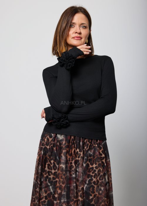 Czarna, dopasowana bluzka z długim rękawem i ozdobnymi marszczeniami przy mankietach