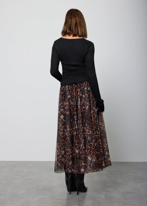 Czarna, dopasowana bluzka z długim rękawem i ozdobnymi marszczeniami przy mankietach