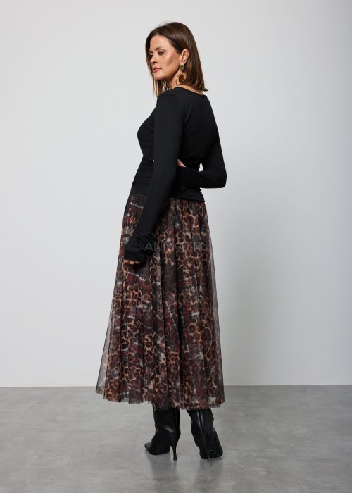 Czarna, dopasowana bluzka z długim rękawem i ozdobnymi marszczeniami przy mankietach