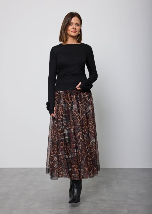 Czarna, dopasowana bluzka z długim rękawem i ozdobnymi marszczeniami przy mankietach