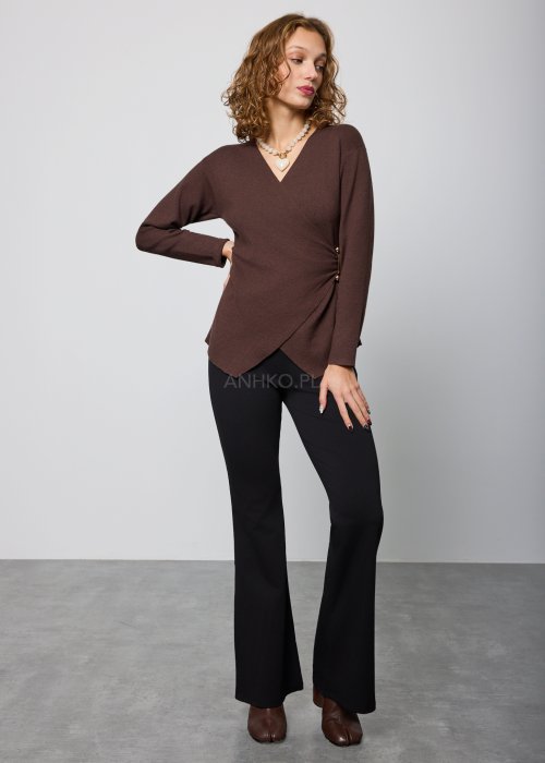 Brązowa, dopasowana bluzka z długim rękawem i dekoltem w serek, z asymetrycznym marszczeniem i ozdobnym złotym detalem po boku