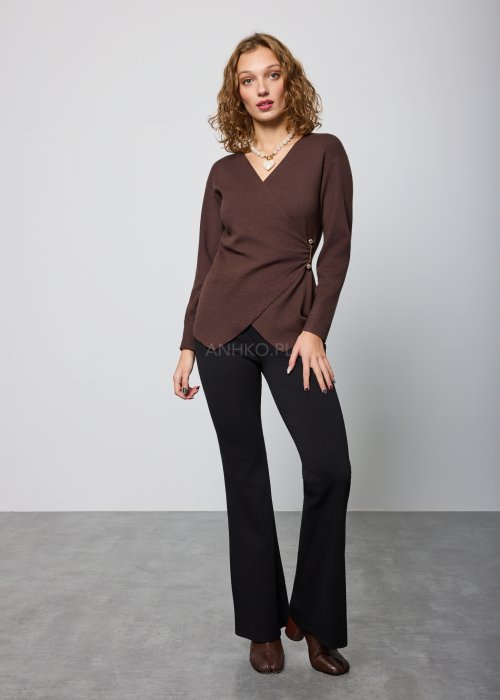 Brązowa, dopasowana bluzka z długim rękawem i dekoltem w serek, z asymetrycznym marszczeniem i ozdobnym złotym detalem po boku