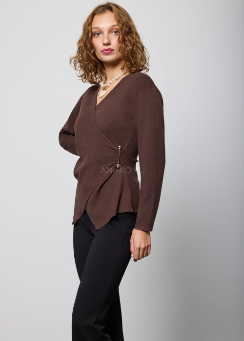 Brązowa, dopasowana bluzka z długim rękawem i dekoltem w serek, z asymetrycznym marszczeniem i ozdobnym złotym detalem po boku