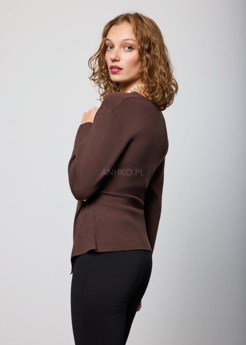 Brązowa, dopasowana bluzka z długim rękawem i dekoltem w serek, z asymetrycznym marszczeniem i ozdobnym złotym detalem po boku