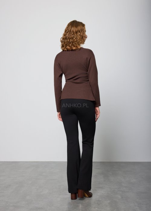 Brązowa, dopasowana bluzka z długim rękawem i dekoltem w serek, z asymetrycznym marszczeniem i ozdobnym złotym detalem po boku