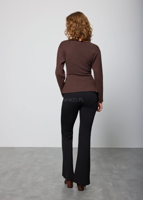 Brązowa, dopasowana bluzka z długim rękawem i dekoltem w serek, z asymetrycznym marszczeniem i ozdobnym złotym detalem po boku