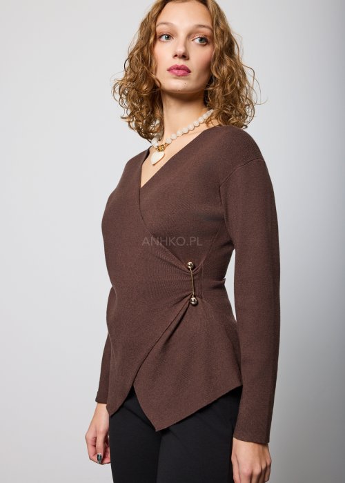 Brązowa, dopasowana bluzka z długim rękawem i dekoltem w serek, z asymetrycznym marszczeniem i ozdobnym złotym detalem po boku