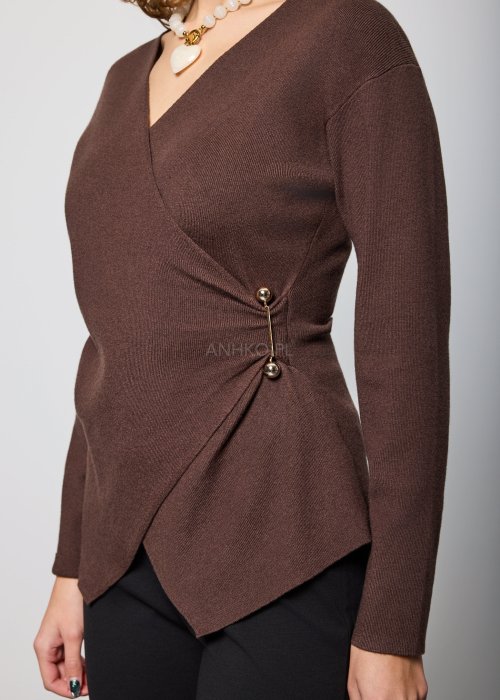 Brązowa, dopasowana bluzka z długim rękawem i dekoltem w serek, z asymetrycznym marszczeniem i ozdobnym złotym detalem po boku