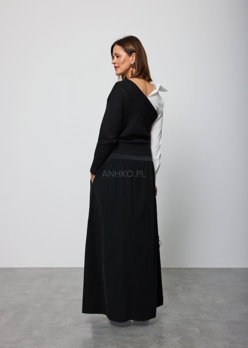 Asymetryczna bluzka damska w kolorze czarnym z dekoltem typu one-shoulder, zestawiona z białą koszulową wstawką pod spodem