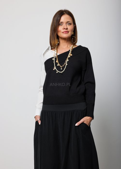 Asymetryczna bluzka damska w kolorze czarnym z dekoltem typu one-shoulder, zestawiona z białą koszulową wstawką pod spodem