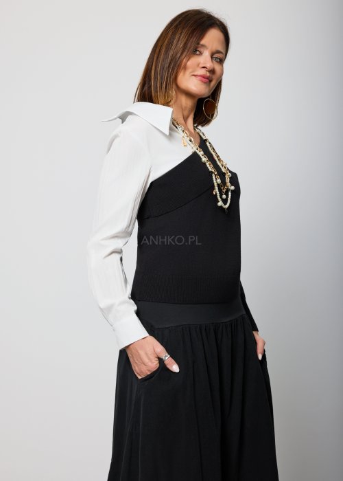 Asymetryczna bluzka damska w kolorze czarnym z dekoltem typu one-shoulder, zestawiona z białą koszulową wstawką pod spodem