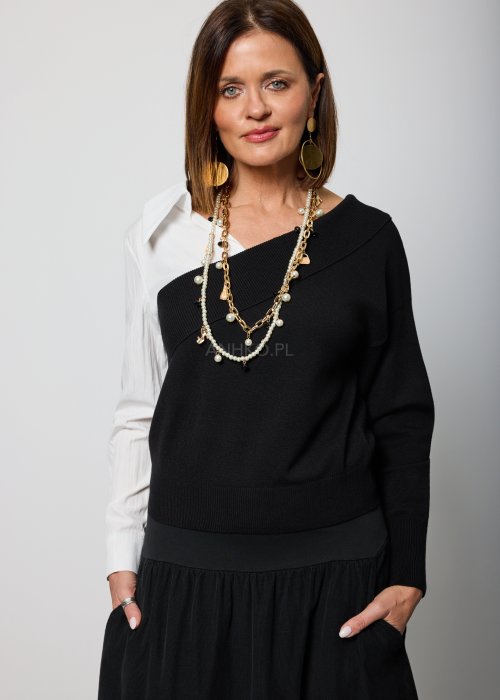 Asymetryczna bluzka damska w kolorze czarnym z dekoltem typu one-shoulder, zestawiona z białą koszulową wstawką pod spodem