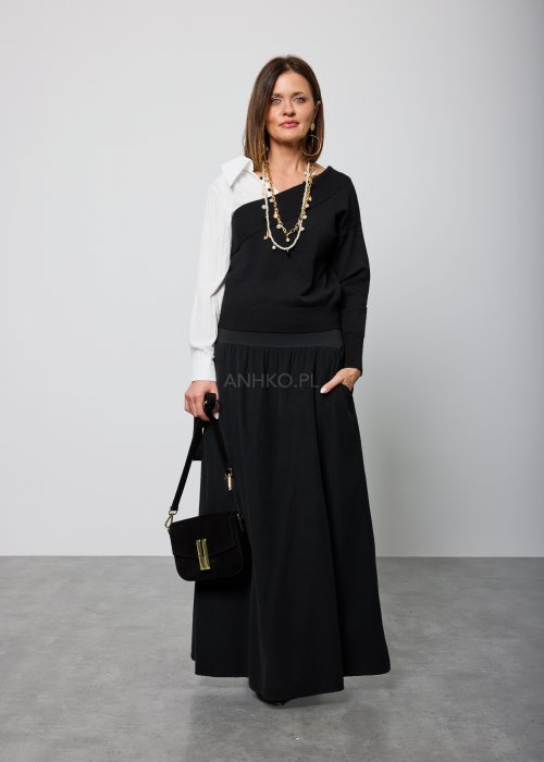 Asymetryczna bluzka damska w kolorze czarnym z dekoltem typu one-shoulder, zestawiona z białą koszulową wstawką pod spodem