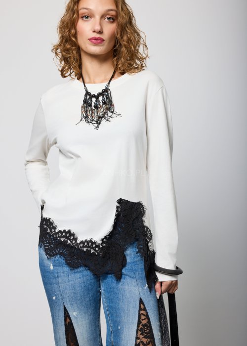 Biała damska bluzka z długim rękawem, luźny fason, wykończona czarną koronką u dołu