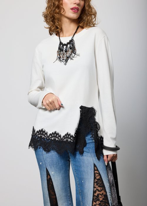 Biała damska bluzka z długim rękawem, luźny fason, wykończona czarną koronką u dołu