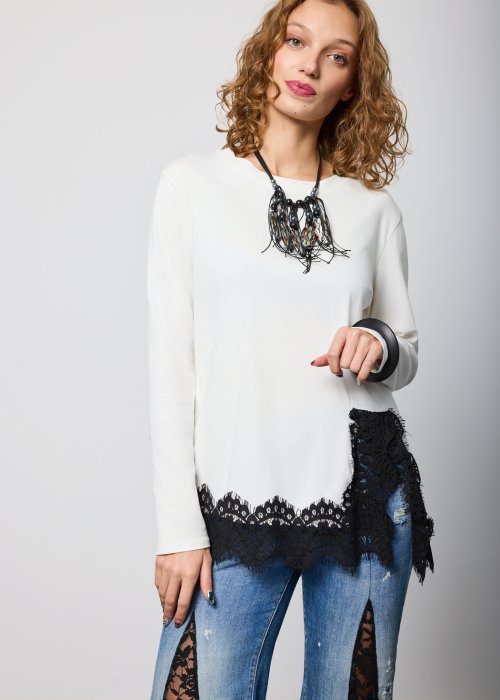 Biała damska bluzka z długim rękawem, luźny fason, wykończona czarną koronką u dołu