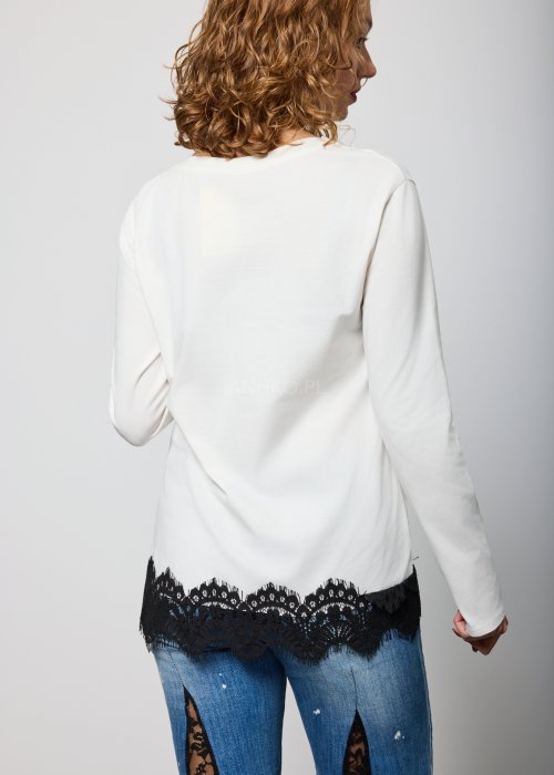 Biała damska bluzka z długim rękawem, luźny fason, wykończona czarną koronką u dołu