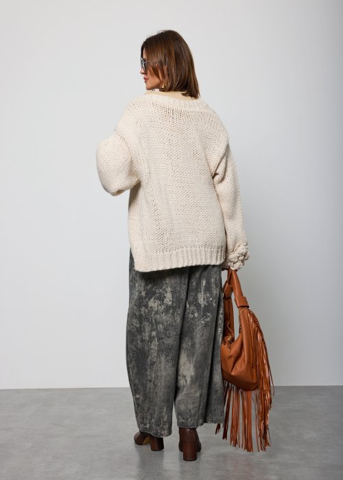 Szerokie damskie spodnie z wysokim stanem w odcieniach szarości, o spranym, marmurkowym efekcie, z prostymi nogawkami do kostek