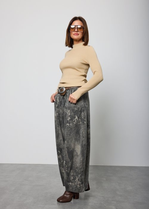 Szerokie damskie spodnie z wysokim stanem w odcieniach szarości, o spranym, marmurkowym efekcie, z prostymi nogawkami do kostek