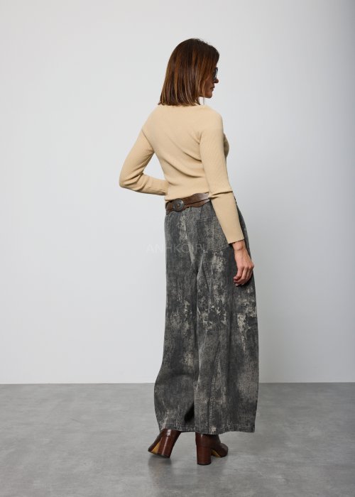 Szerokie damskie spodnie z wysokim stanem w odcieniach szarości, o spranym, marmurkowym efekcie, z prostymi nogawkami do kostek