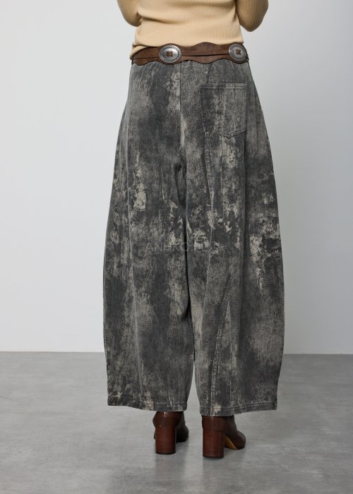 Szerokie damskie spodnie z wysokim stanem w odcieniach szarości, o spranym, marmurkowym efekcie, z prostymi nogawkami do kostek