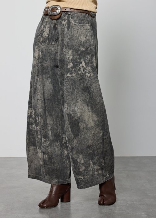 Szerokie damskie spodnie z wysokim stanem w odcieniach szarości, o spranym, marmurkowym efekcie, z prostymi nogawkami do kostek