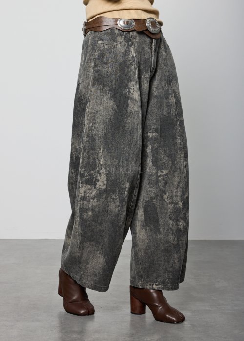 Szerokie damskie spodnie z wysokim stanem w odcieniach szarości, o spranym, marmurkowym efekcie, z prostymi nogawkami do kostek