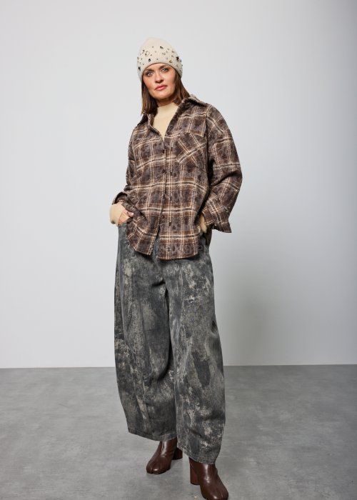 Szerokie damskie spodnie z wysokim stanem w odcieniach szarości, o spranym, marmurkowym efekcie, z prostymi nogawkami do kostek