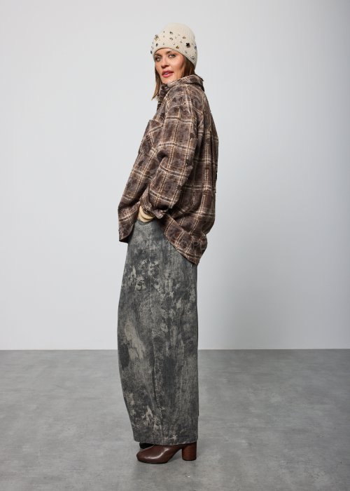 Szerokie damskie spodnie z wysokim stanem w odcieniach szarości, o spranym, marmurkowym efekcie, z prostymi nogawkami do kostek