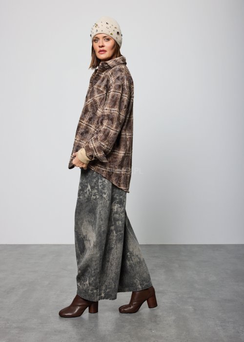 Szerokie damskie spodnie z wysokim stanem w odcieniach szarości, o spranym, marmurkowym efekcie, z prostymi nogawkami do kostek