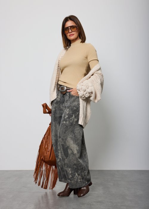 Kremowy kardigan handmade gruby, dziergany sweter z luźnym fasonem i ozdobnymi rękawami.