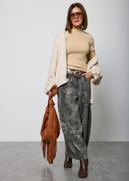 Kremowy kardigan handmade gruby, dziergany sweter z luźnym fasonem i ozdobnymi rękawami.