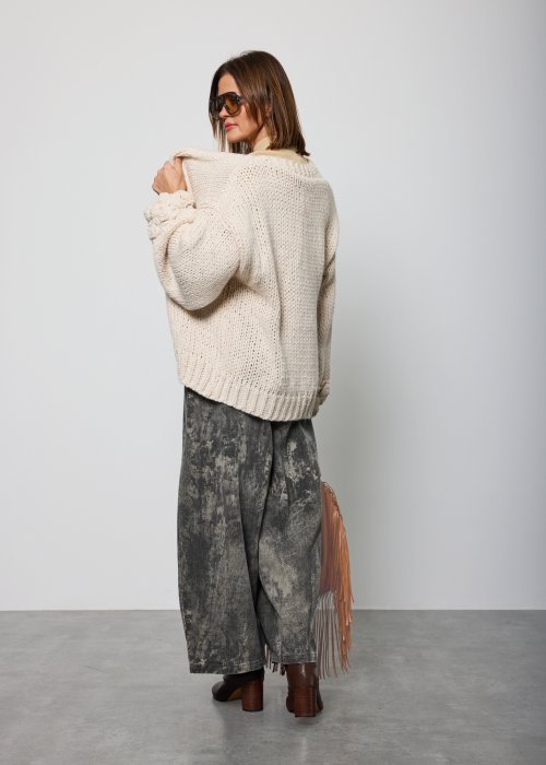 Kremowy kardigan handmade gruby, dziergany sweter z luźnym fasonem i ozdobnymi rękawami.