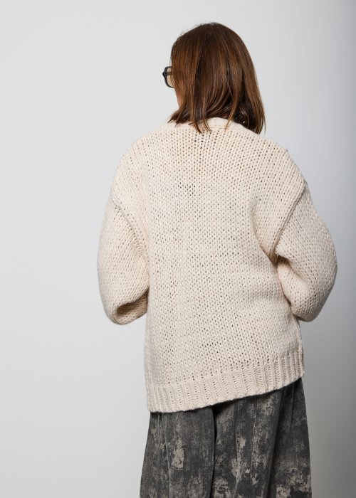 Kremowy kardigan handmade gruby, dziergany sweter z luźnym fasonem i ozdobnymi rękawami.