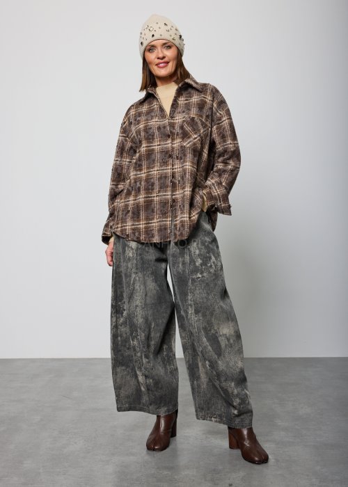 Brązowa koszula damska w kratę oversize z klasycznym kołnierzem i zapięciem na guziki, luźny fason w casualowej stylizacji.