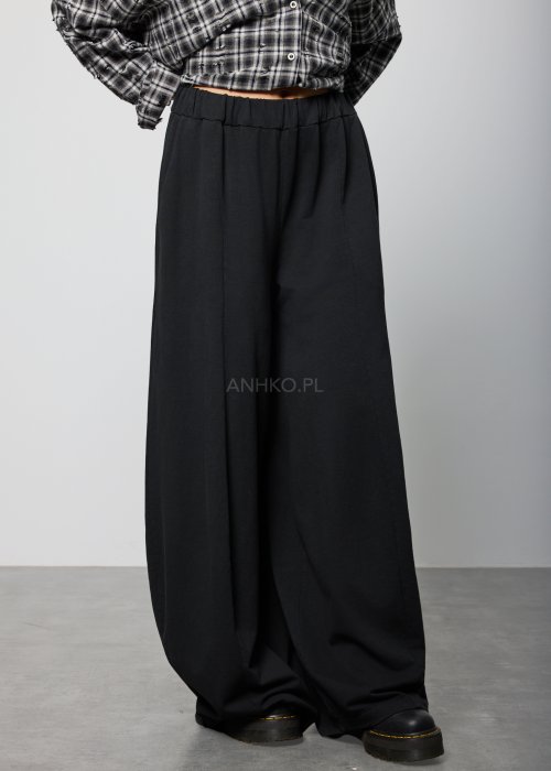 Czarne spodnie damskie o szerokich nogawkach z elastyczną talią, luźny fason w minimalistycznej stylizacji.